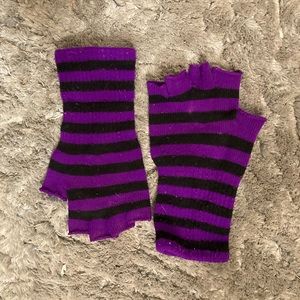 Striped knuckle gloves